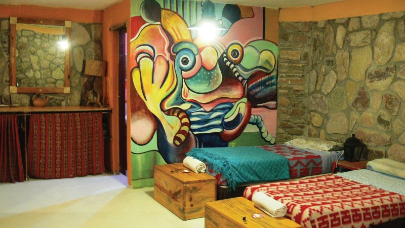 Mural de la habitación compartida del Hotel Antigua Tilcara, en Jujuy, Argentina