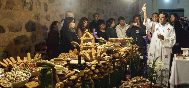 Ofrendas en el día de todos los santos en Maimará